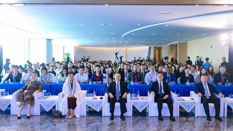 Three hundred Chinese and UAE entrepreneurs gathers in Qianhai and discusses development  Dr. Jonathan Choi: Promote more HK enterprises to participate in China-UAE economic and trade cooperation.