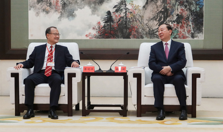 Huang Kunming, Secretary of the Guangdong Provincial Party Committee, meets with Jonathan Choi.