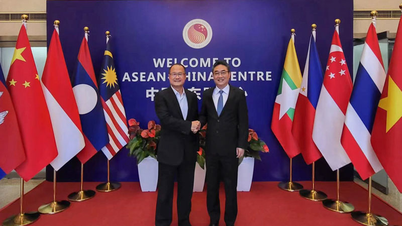 Dr. Jonathan Choi holds a discussion with Mr. Shi Zhongjun, Secretary-General of ASEAN-China Center.