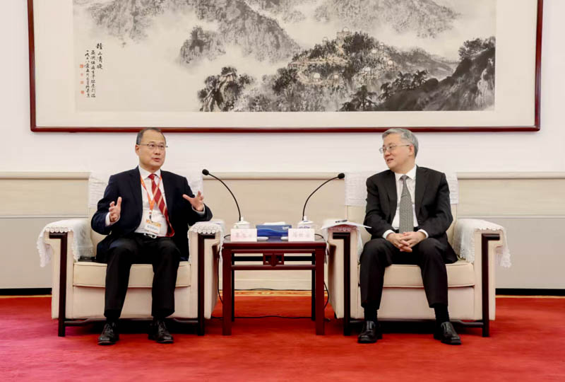 Jiangsu Province Party Standing Committee Member and Secretary of the Nanjing Municipal Committee meets with Dr. Jonathan Choi.