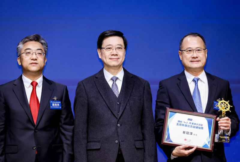 The Alliance's Chairman Dr. Jonathan Choi is Honored as the Outstanding Contribution Leader of the GBA, with Chief Executive John Lee Presenting the Award.